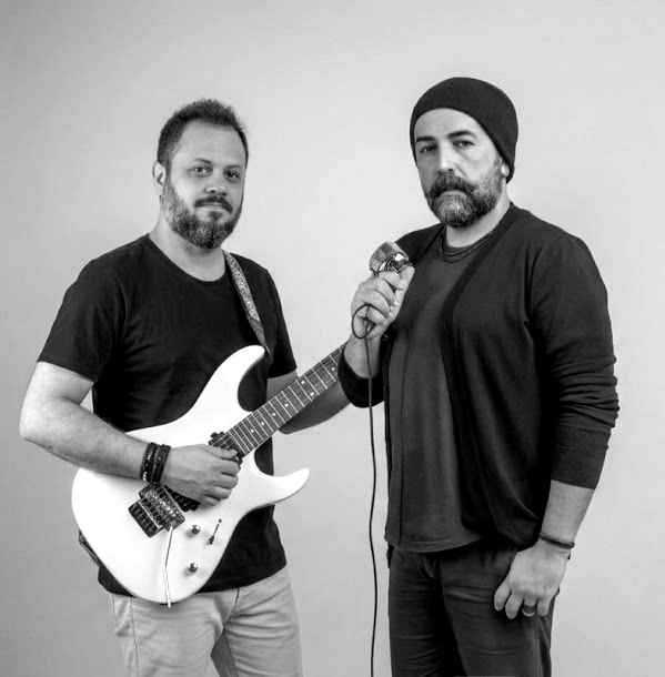 Ænima: Athos Tibães com a guitarra e Bruno Bizonni com o microfone, foto em preto e branco