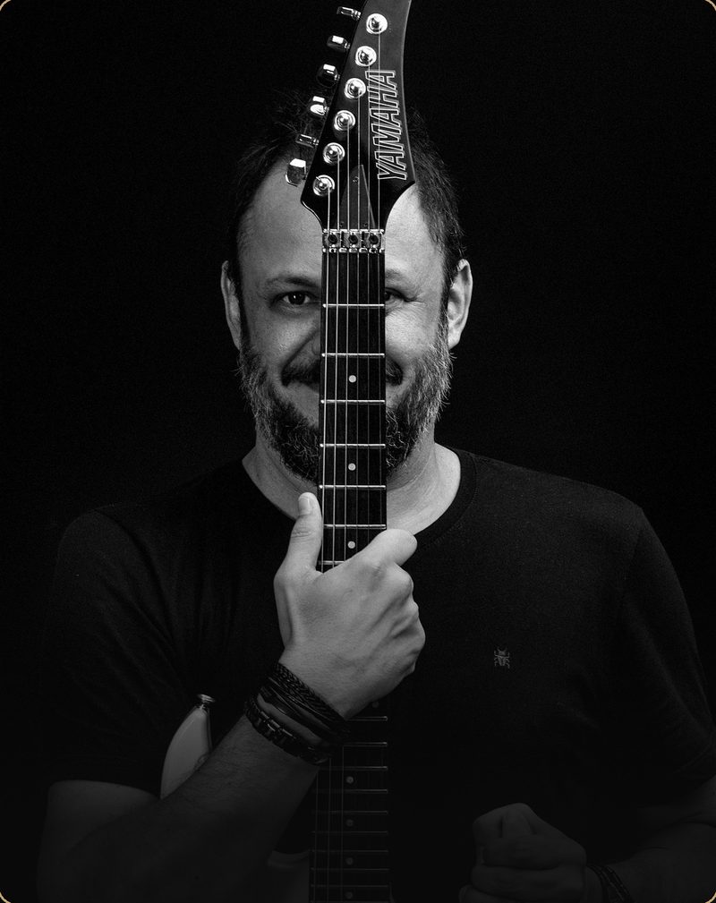 Athos Tibães com a guitarra na frente do rosto
