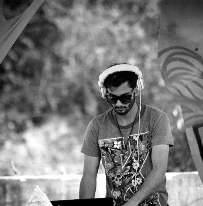 DJ Ivan Lennon de fones na cabine, foto em preto e branco