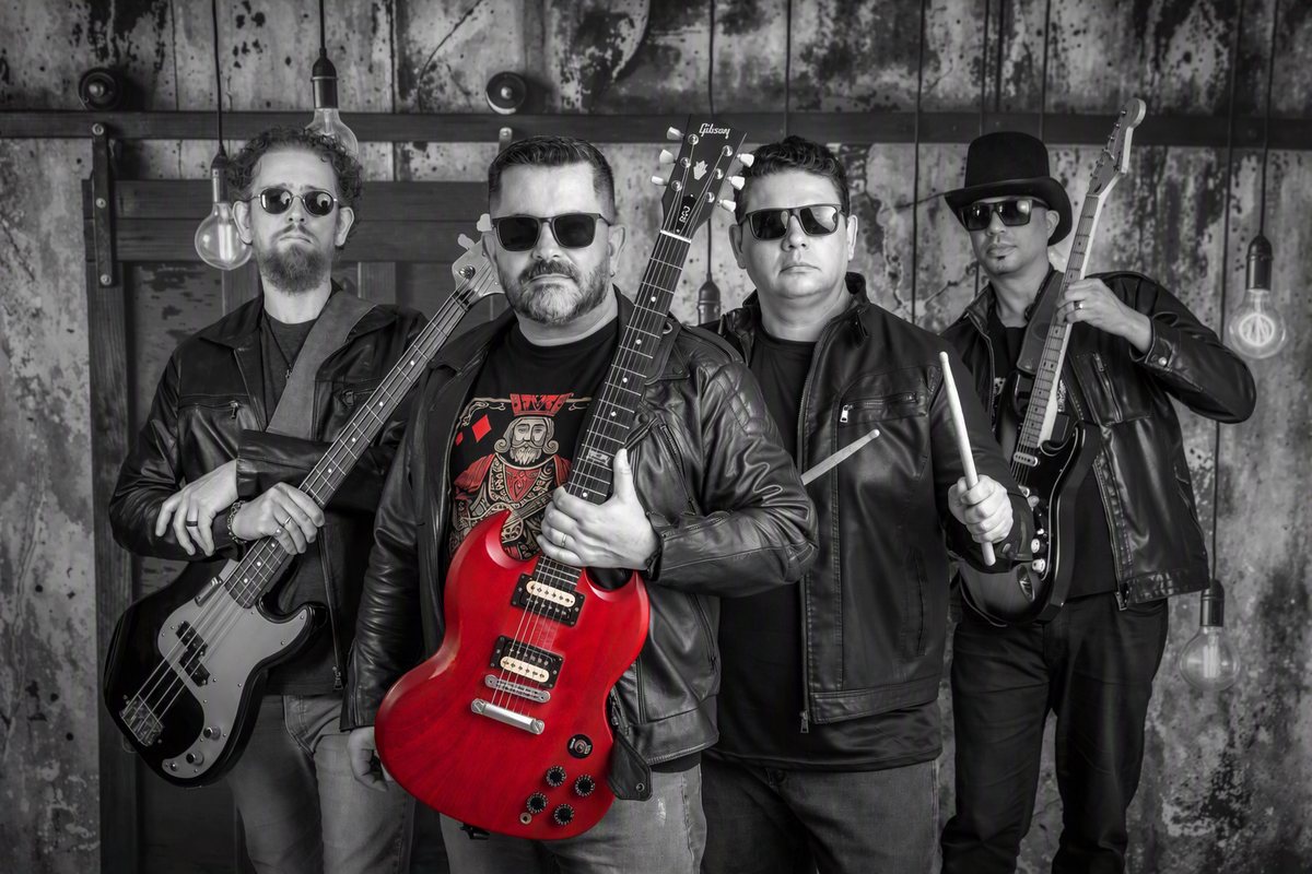 Ossos do Banquete, foto em preto e branco com a guitarra vermelha