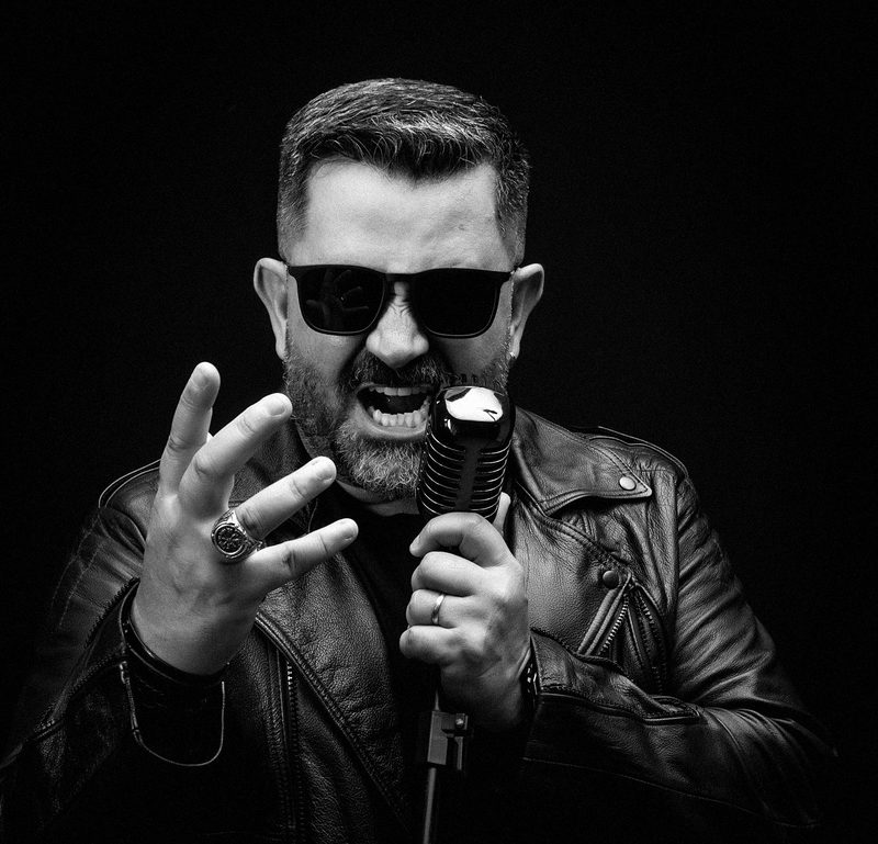 Vocalista de uma banda da 7A cantando, foto em preto e branco